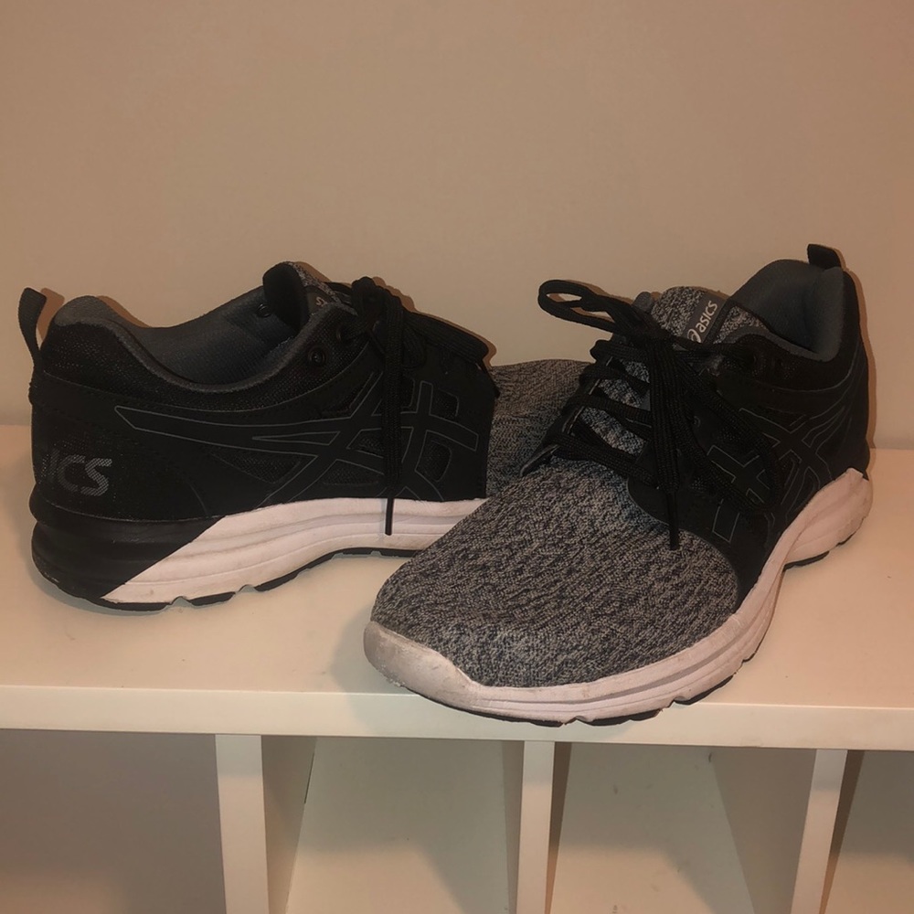 Women’s ASICS sneaker SIZE 10